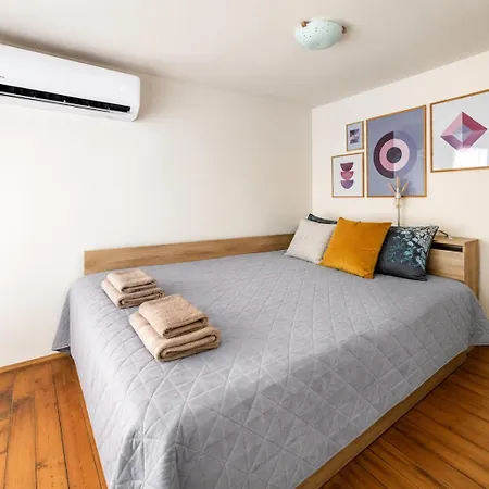 Апартаменти Koloni Bright & Cosy Loft *